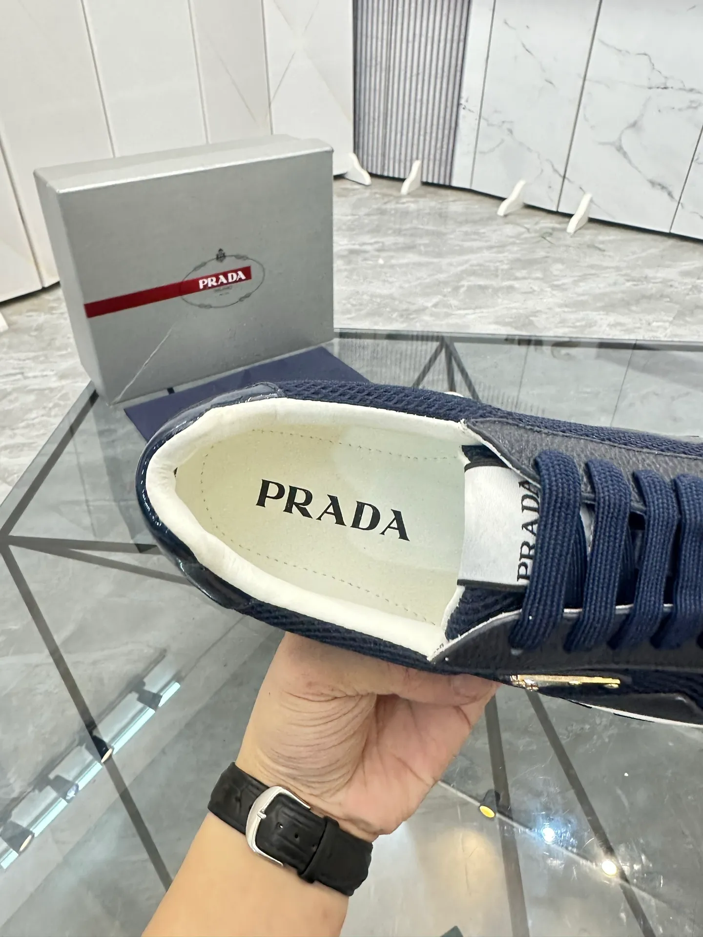 Men's shoes: 💰P600¥ High-end top quality Product trademark: Prada *"Prada*" low-top casual shoes Regular size: 38-45 (can be customized to 46) Product materials: imported first-layer cowhide stitching original material on the upper, water-dyed cowhide lining, cowhide foot pads, original outsole. No.: 001